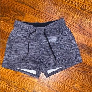 Black and white lululemon shorts SZ 6